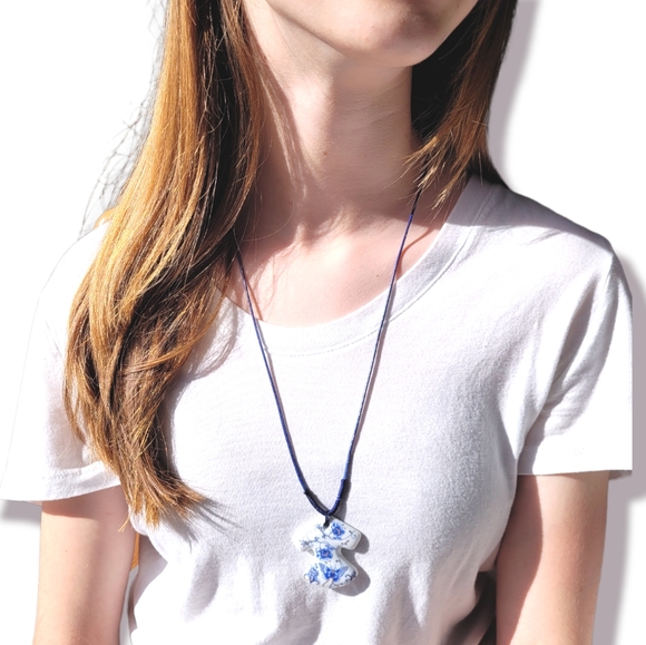 Hand Crafted Blue & White Porcelain Chinoiserie Pendant Necklace - Picture 5 of 5